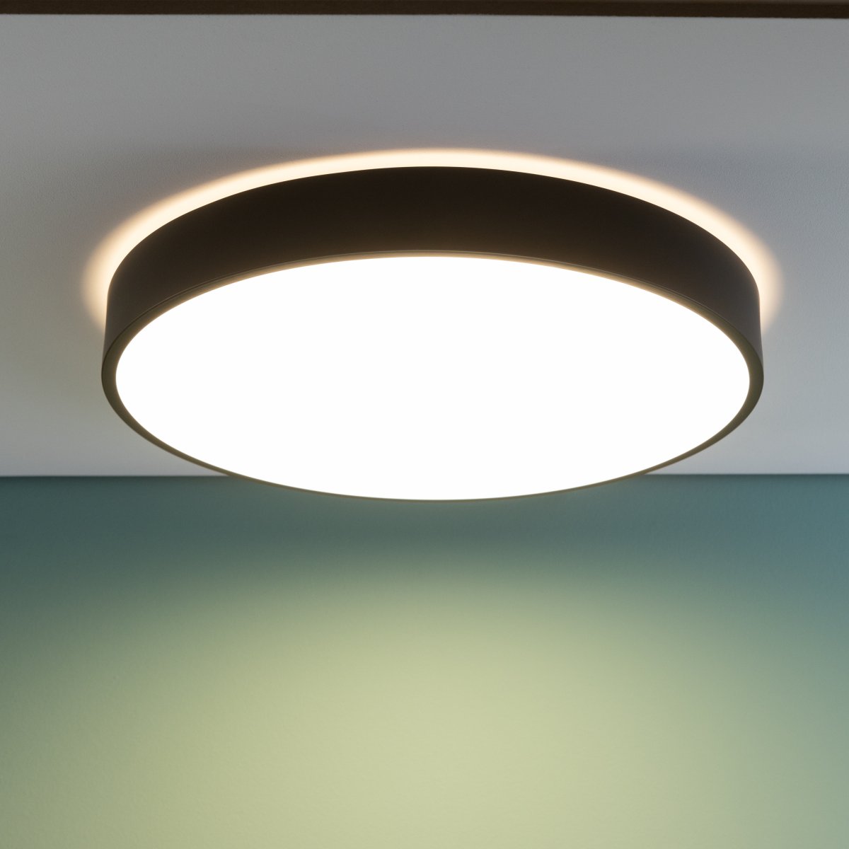 Slimline Ø50 Negro plafón De Brilliant - La l&aacute;mpara tambi&eacute;n cuenta con una funci&oacute;n de luz nocturna y un temporizador, lo que la hace pr&aacute;ctica para habitaciones donde se necesita luz de orientaci&oacute;n por la noche.