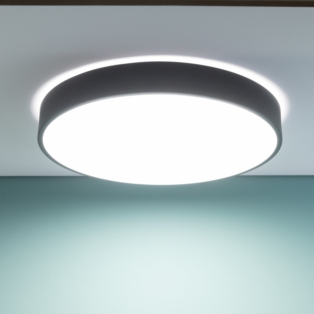 Slimline Ø50 Negro plafón De Brilliant - La l&aacute;mpara tambi&eacute;n cuenta con una funci&oacute;n de luz nocturna y un temporizador, lo que la hace pr&aacute;ctica para habitaciones donde se necesita luz de orientaci&oacute;n por la noche.
