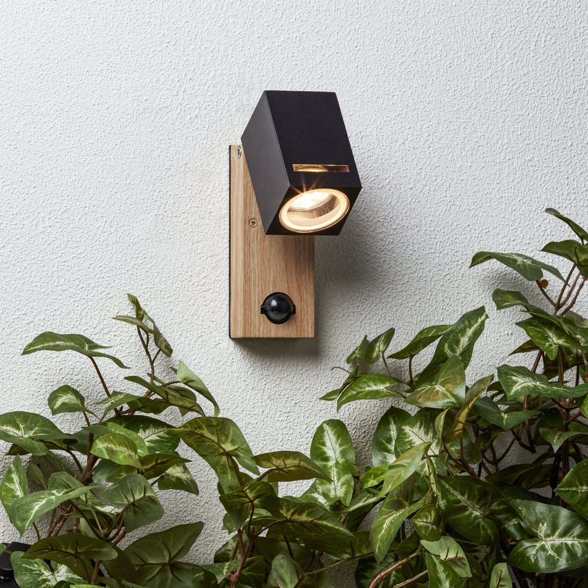 Galeni Naturaleza lámpara de exterior De Brilliant - Cuenta con un foco orientable y un sensor de movimiento incorporado que se puede ajustar en sensibilidad, luz y tiempo, lo que lo hace funcional y práctico.