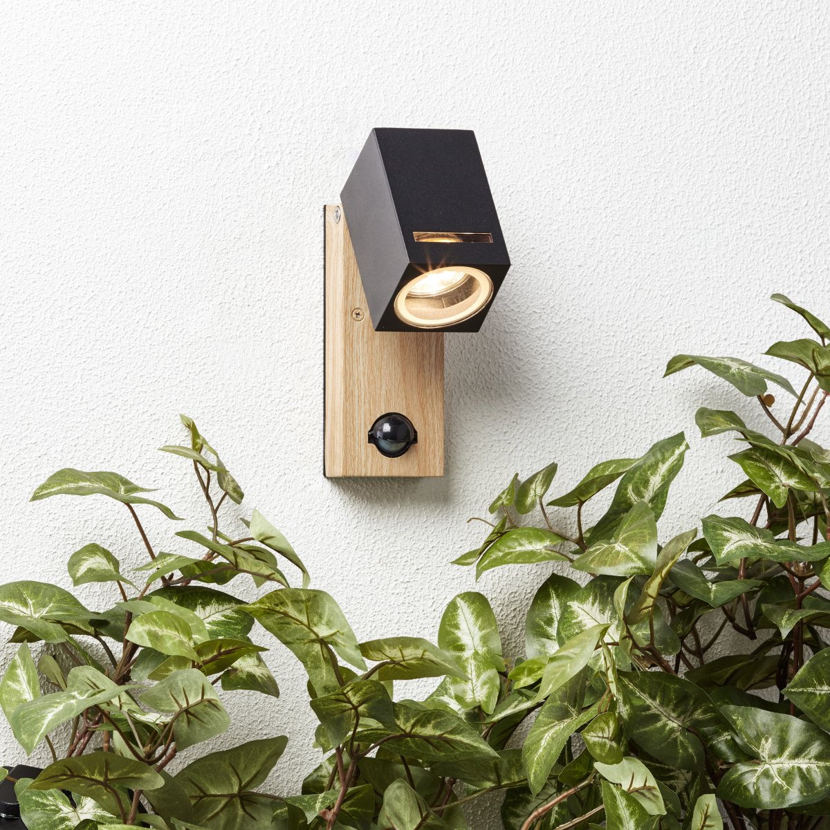 Galeni Naturaleza lámpara de exterior De Brilliant - Cuenta con un foco orientable y un sensor de movimiento incorporado que se puede ajustar en sensibilidad, luz y tiempo, lo que lo hace funcional y práctico.