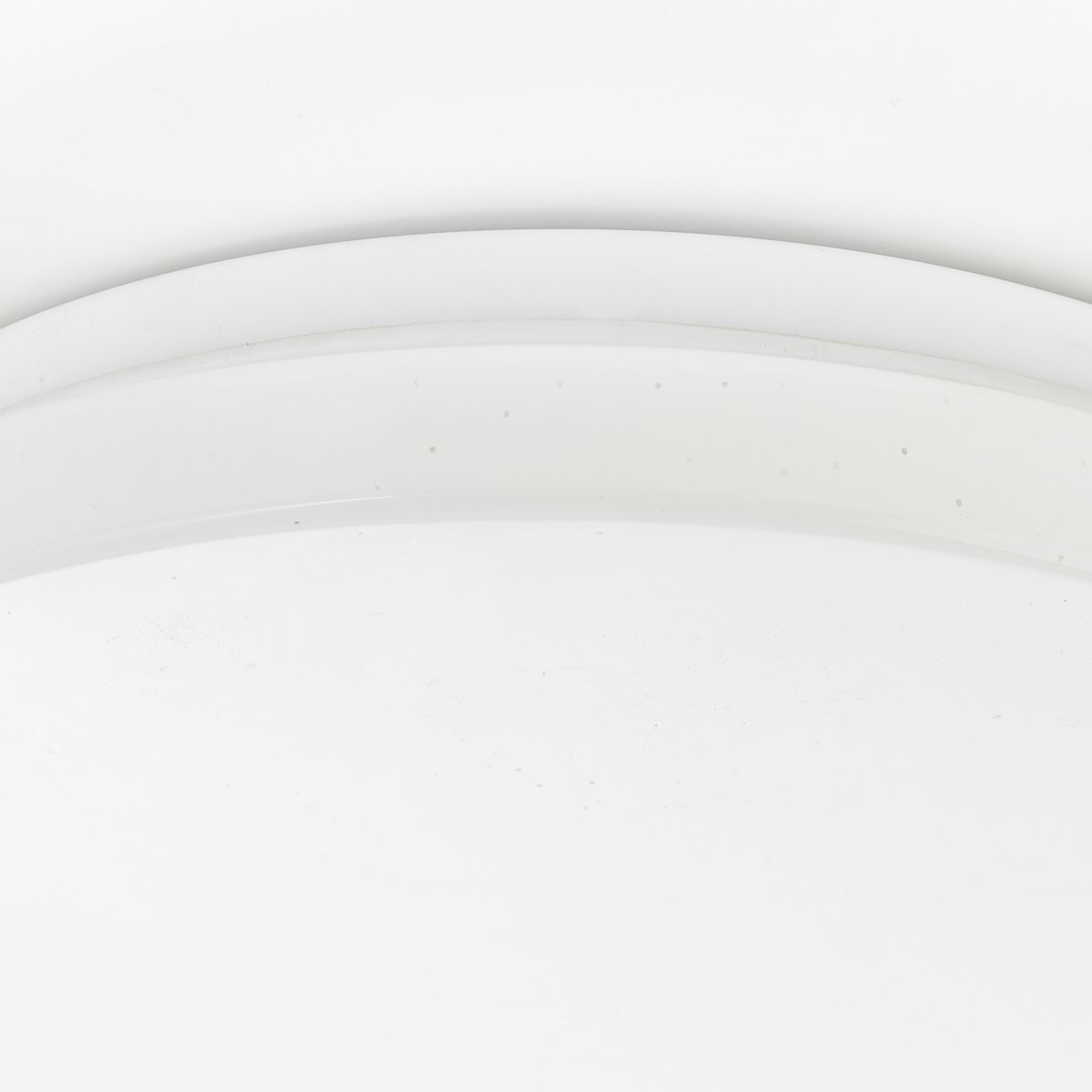 Farica Starry Ø26 Blanco cálido plafón De Brilliant - La lámpara presenta un efecto de cielo estrellado, con pequeños puntos transparentes en la pantalla que se asemejan a estrellas brillantes, lo que la hace ideal para dormitorios y habitaciones infantiles.