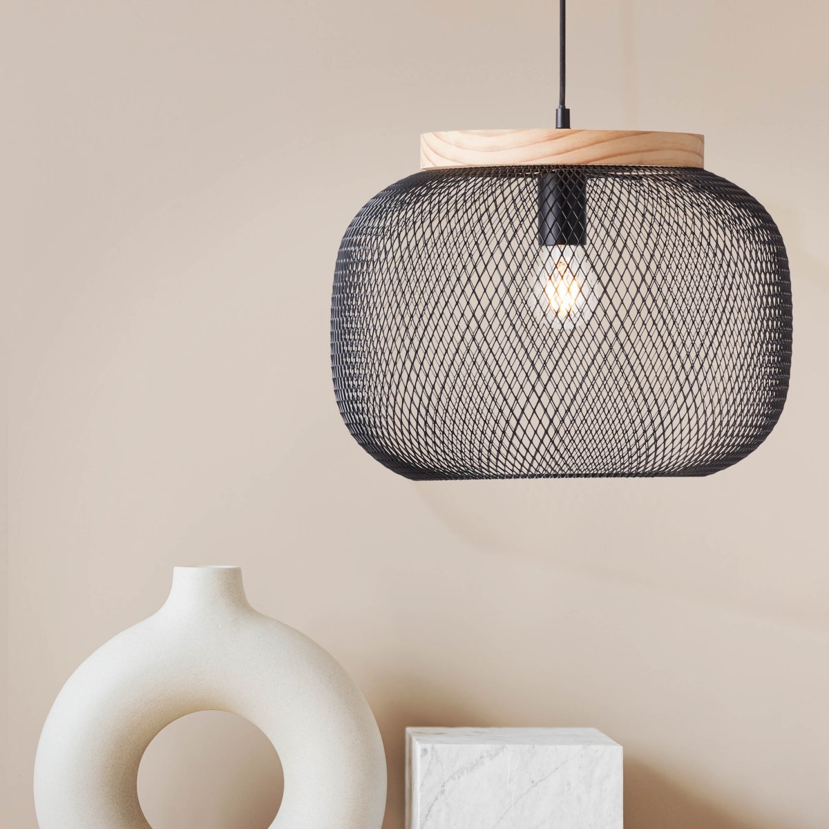 Giada Ø40 Negro Lámpas de techo De Brilliant - El material de madera cuenta con la certificaci&oacute;n FSC, lo que significa que procede de una silvicultura sostenible que da gran importancia a la protecci&oacute;n del medio ambiente y a las condiciones de trabajo.