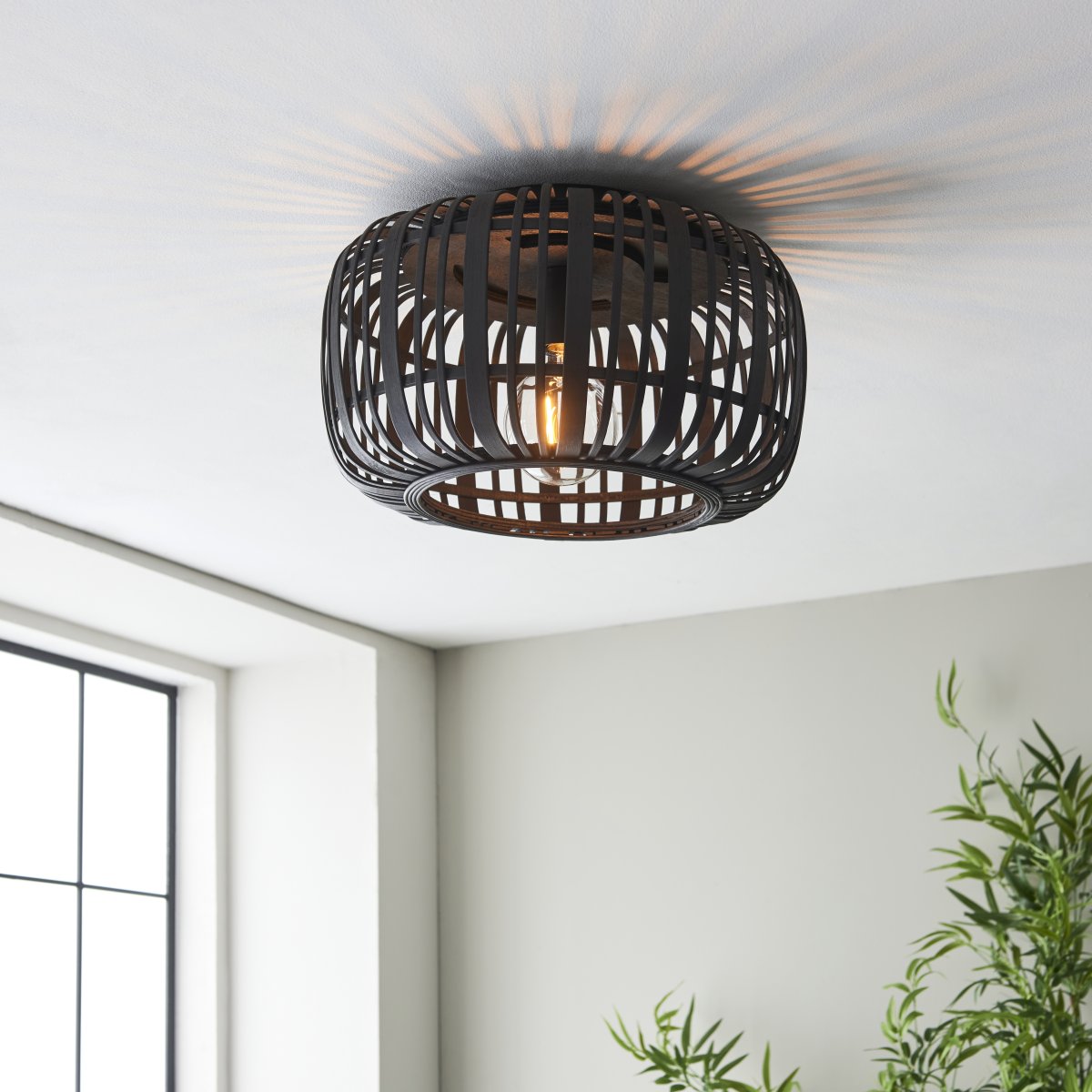 Woodrow Ø40 madera oscura plafón De Brilliant - La lámpara emite una luz cálida y agradable y crea un ambiente agradable en la habitación.