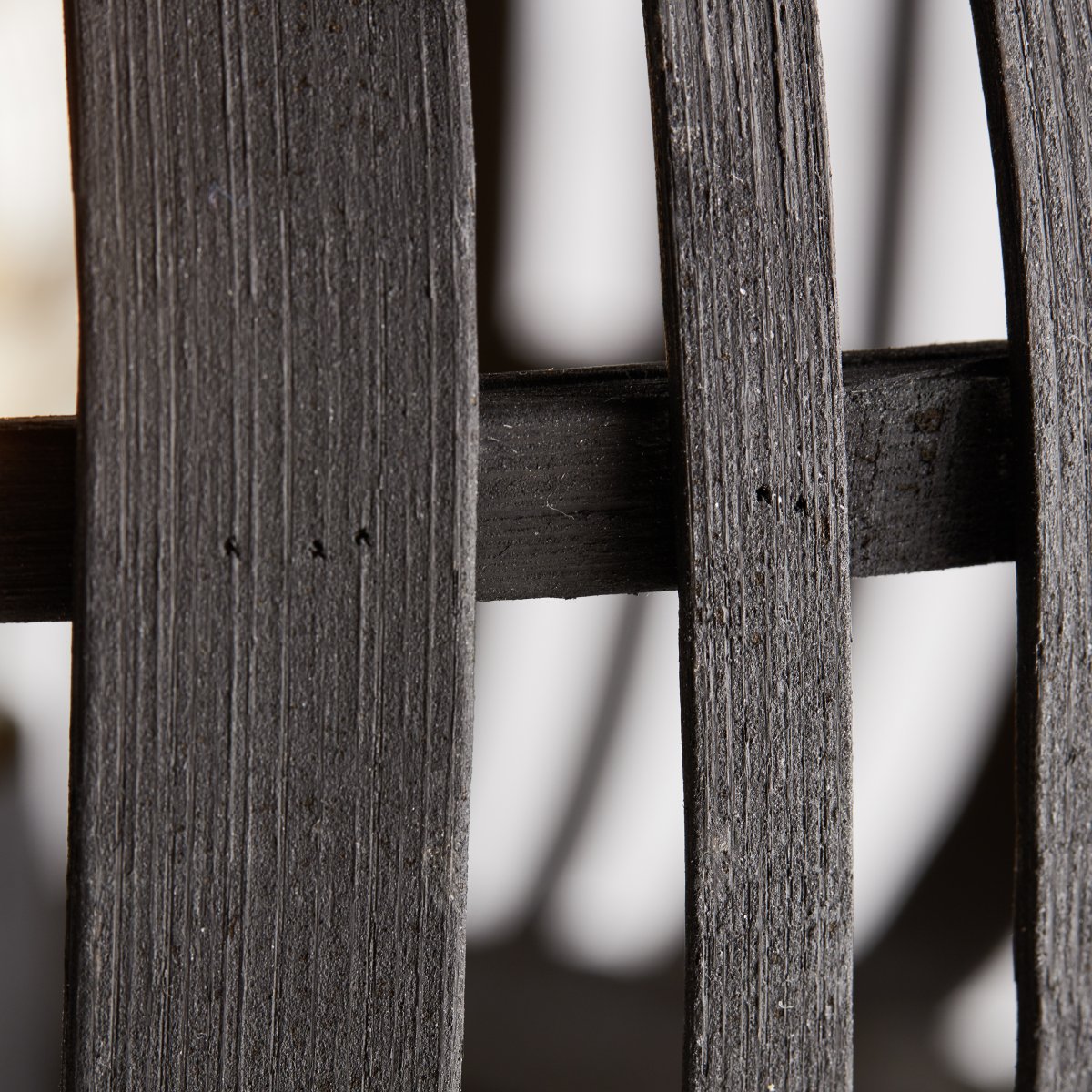 Woodrow Ø40 madera oscura plafón De Brilliant - La lámpara emite una luz cálida y agradable y crea un ambiente agradable en la habitación.