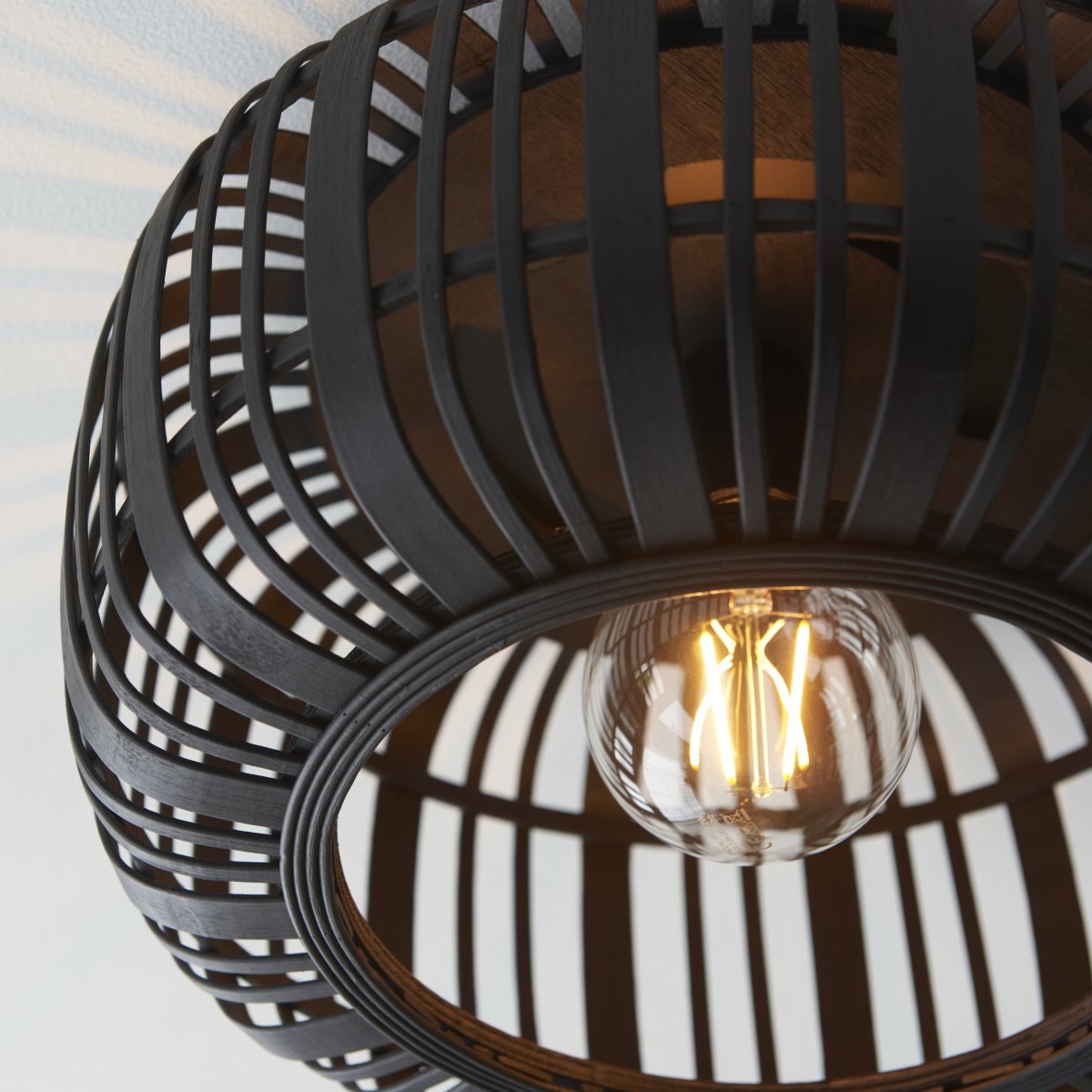 Woodrow Ø40 madera oscura plafón De Brilliant - La lámpara emite una luz cálida y agradable y crea un ambiente agradable en la habitación.