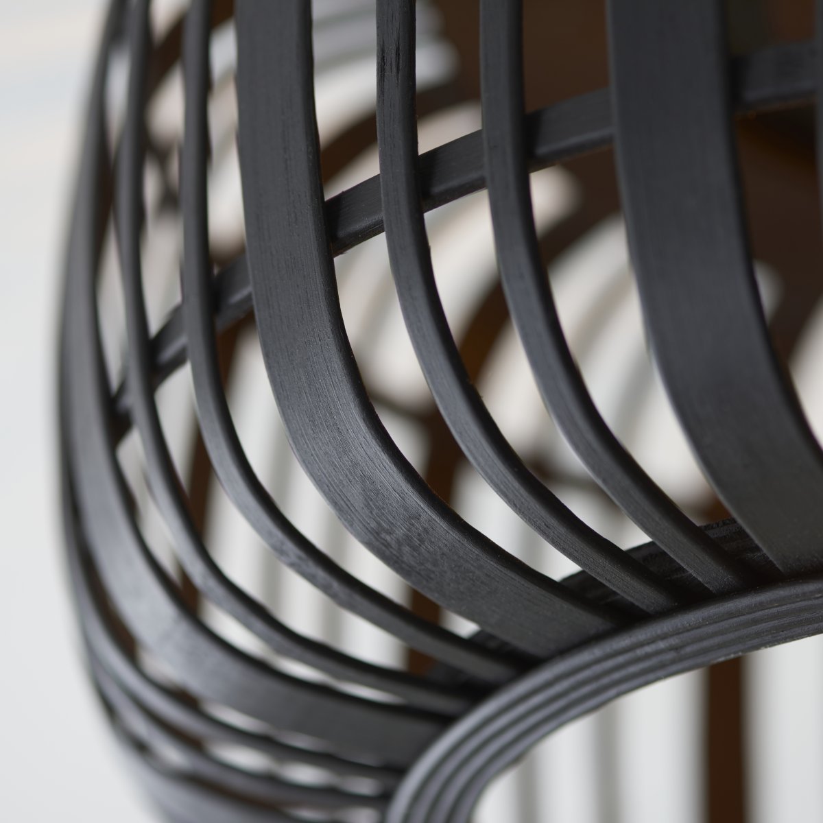 Woodrow Ø40 madera oscura plafón De Brilliant - La lámpara emite una luz cálida y agradable y crea un ambiente agradable en la habitación.