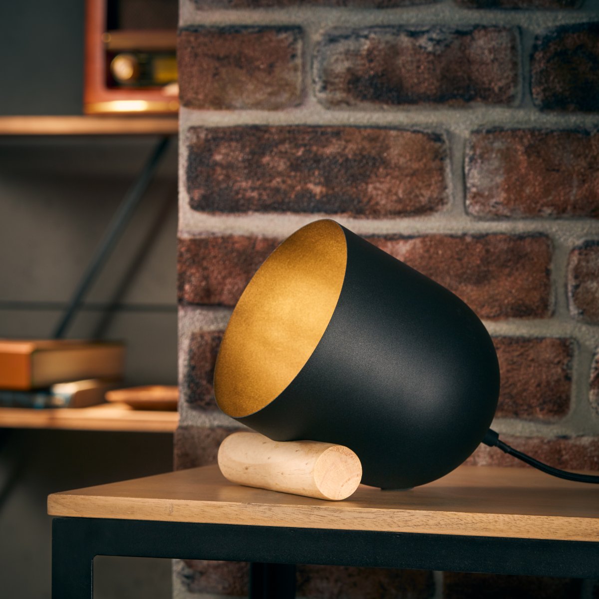 Koji 20cm Negro lámpara de mesa De Brilliant - Gracias a su exclusivo diseño inclinado y su mezcla de materiales contrastantes, Koji se convierte en el centro de atención de cualquier habitación.