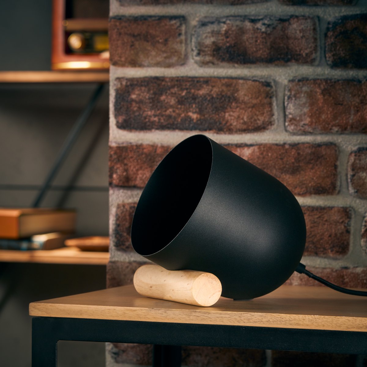 Koji 20cm Negro lámpara de mesa De Brilliant - Gracias a su exclusivo diseño inclinado y su mezcla de materiales contrastantes, Koji se convierte en el centro de atención de cualquier habitación.