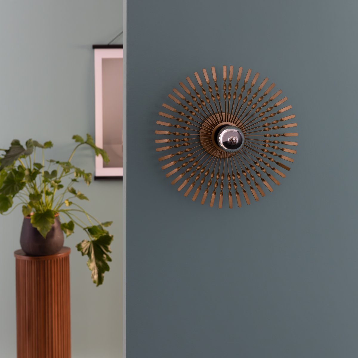 Mendoza Ø33 Oro lámpara de pared De Brilliant - El exclusivo aplique de pared Mendoza es un auténtico elemento de diseño en forma de sol que aportará un toque elegante y glamuroso a tu hogar.