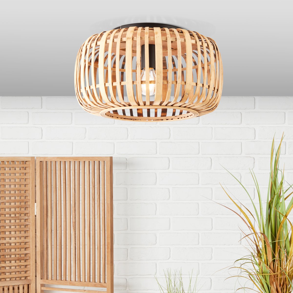 Woodrow Ø40 Naturaleza plafón De Brilliant - La l&aacute;mpara emite una luz c&aacute;lida y agradable y crea un ambiente agradable en la habitaci&oacute;n.