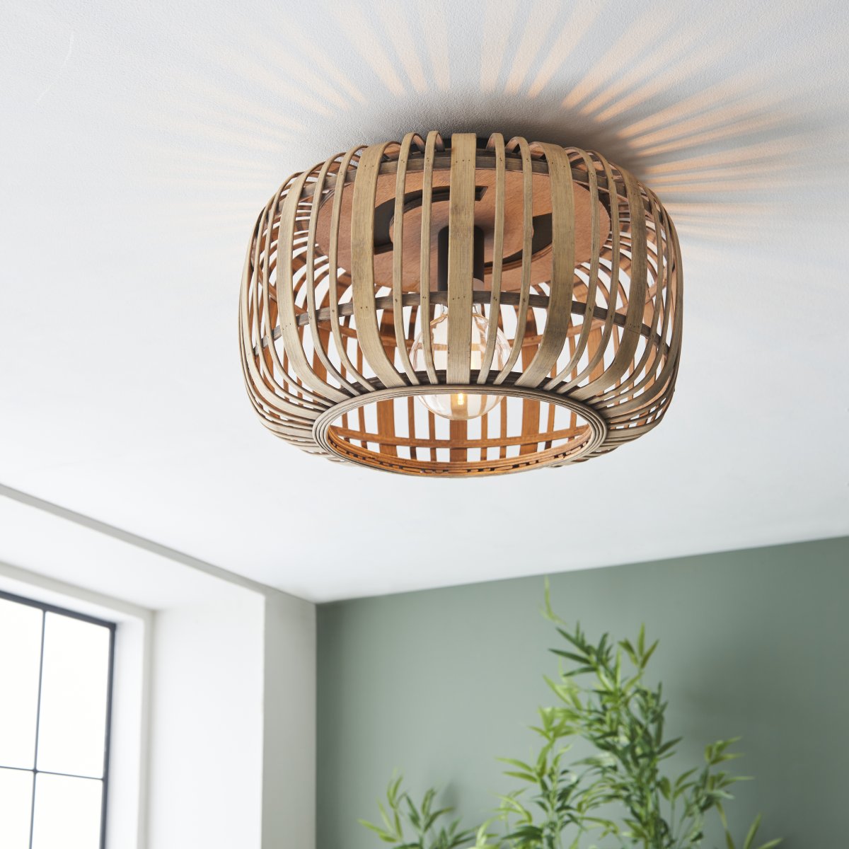 Woodrow Ø40 Naturaleza plafón De Brilliant - La l&aacute;mpara emite una luz c&aacute;lida y agradable y crea un ambiente agradable en la habitaci&oacute;n.