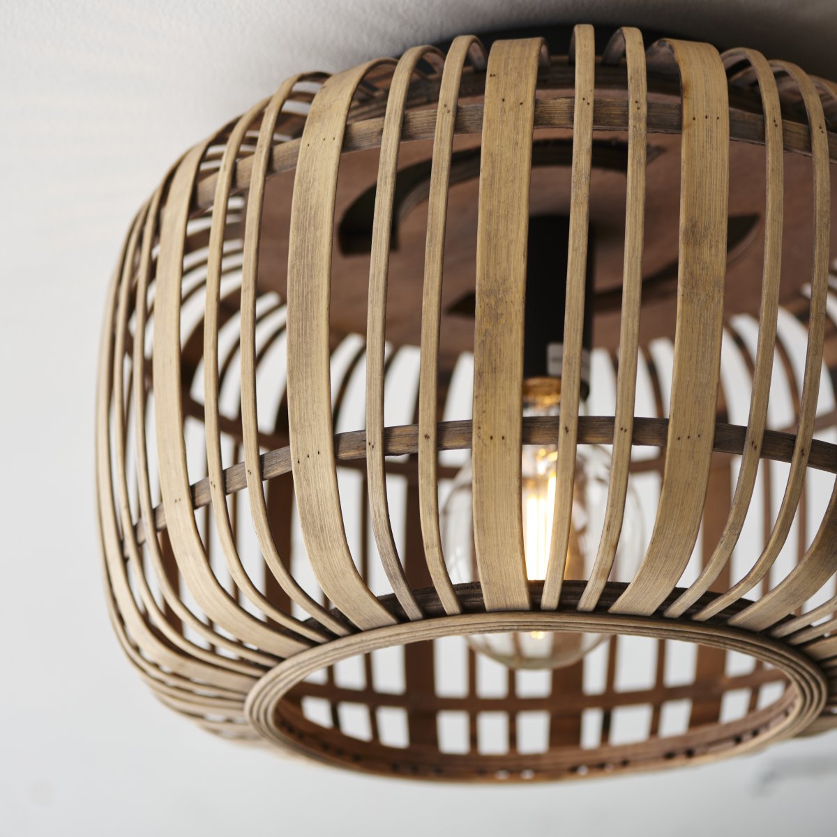 Woodrow Ø40 Naturaleza plafón De Brilliant - La l&aacute;mpara emite una luz c&aacute;lida y agradable y crea un ambiente agradable en la habitaci&oacute;n.