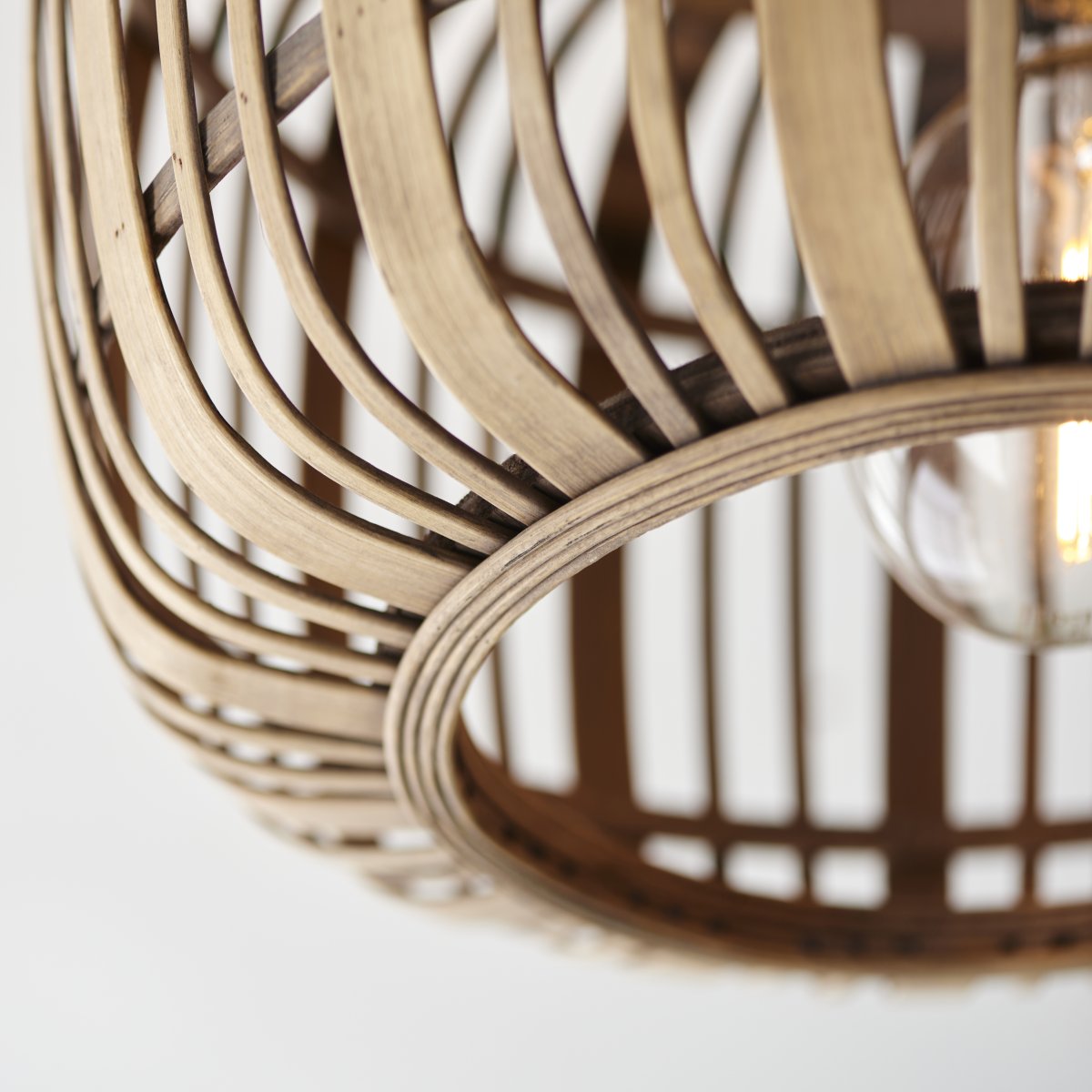 Woodrow Ø40 Naturaleza plafón De Brilliant - La l&aacute;mpara emite una luz c&aacute;lida y agradable y crea un ambiente agradable en la habitaci&oacute;n.