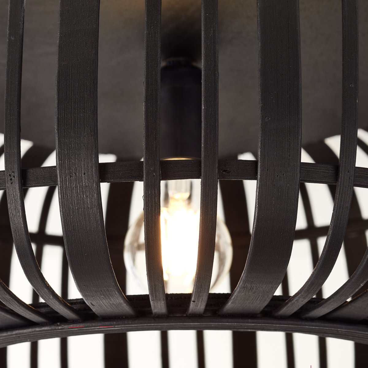 Woodrow Ø50 Negro plafón De Brilliant - La l&aacute;mpara emite una luz c&aacute;lida y agradable y crea un ambiente agradable en la habitaci&oacute;n.