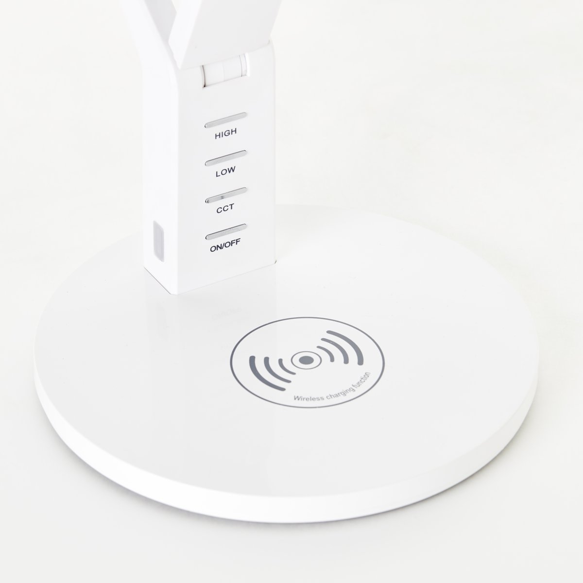Kaila 40cm Blanco lámpara de escritorio De Brilliant - La lámpara tiene un regulador táctil que permite regular cómodamente el brillo y, gracias a la tecnología CCT, ofrece la opción de elegir entre luz blanca cálida y blanca fría.