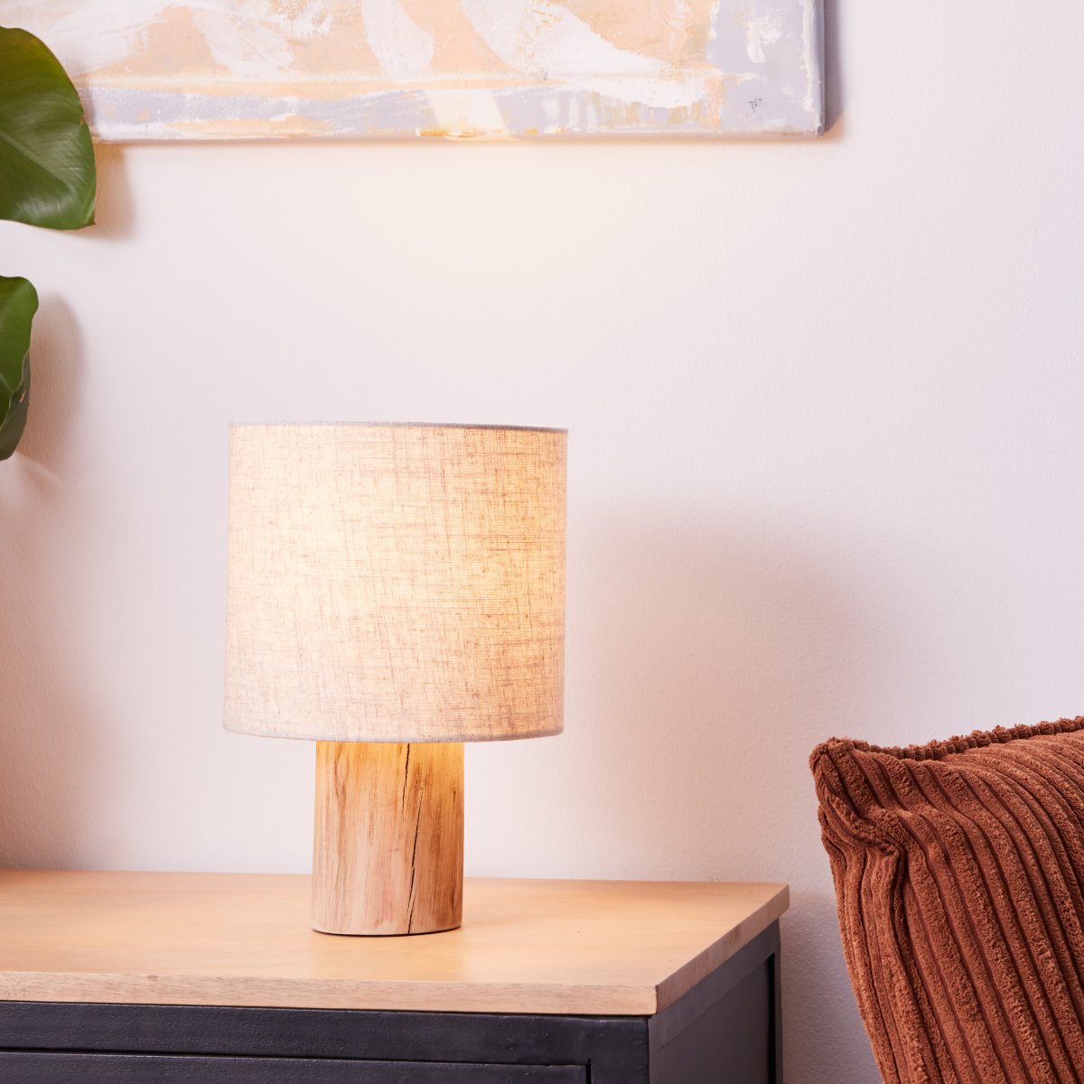 Pia 30cm Naturaleza lámpara de mesa De Brilliant - La lámpara de mesa Pia es la iluminación complementaria perfecta en el salón o como lámpara de noche.