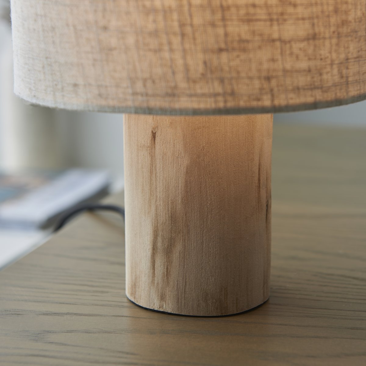 Pia 30cm Naturaleza lámpara de mesa De Brilliant - La lámpara de mesa Pia es la iluminación complementaria perfecta en el salón o como lámpara de noche.