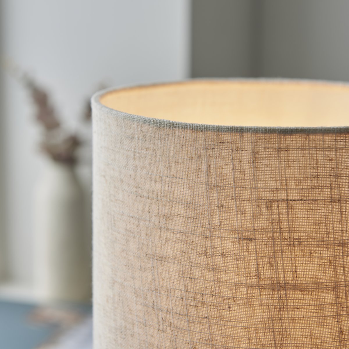 Pia 30cm Naturaleza lámpara de mesa De Brilliant - La lámpara de mesa Pia es la iluminación complementaria perfecta en el salón o como lámpara de noche.