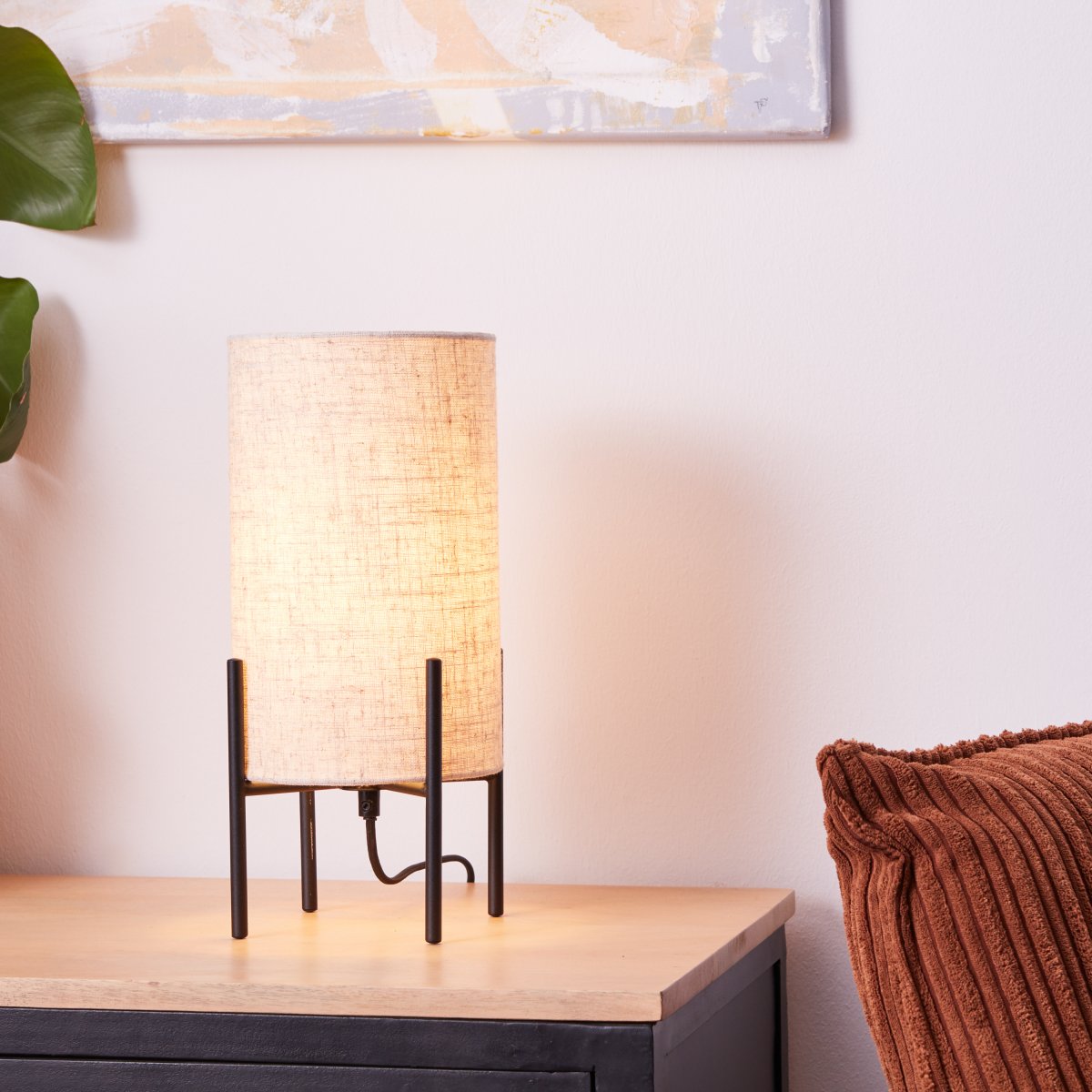 Fairhill 30cm Beige lámpara de mesa De Brilliant - Su tejido textil de alta calidad proporciona una luz cálida y agradable, mientras que el diseño clásico transmite una sensación de armonía y confort.