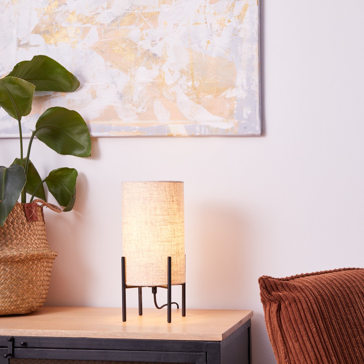 Fairhill 30cm Beige lámpara de mesa De Brilliant - Su tejido textil de alta calidad proporciona una luz cálida y agradable, mientras que el diseño clásico transmite una sensación de armonía y confort.