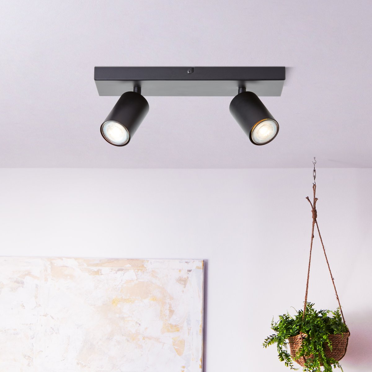 Jello 2 Negro mate foco de techo De Brilliant - El metal negro mate proporciona un aspecto moderno, mientras que los cabezales de lámpara ajustables facilitan la dirección de la luz para iluminar áreas específicas de la habitación.