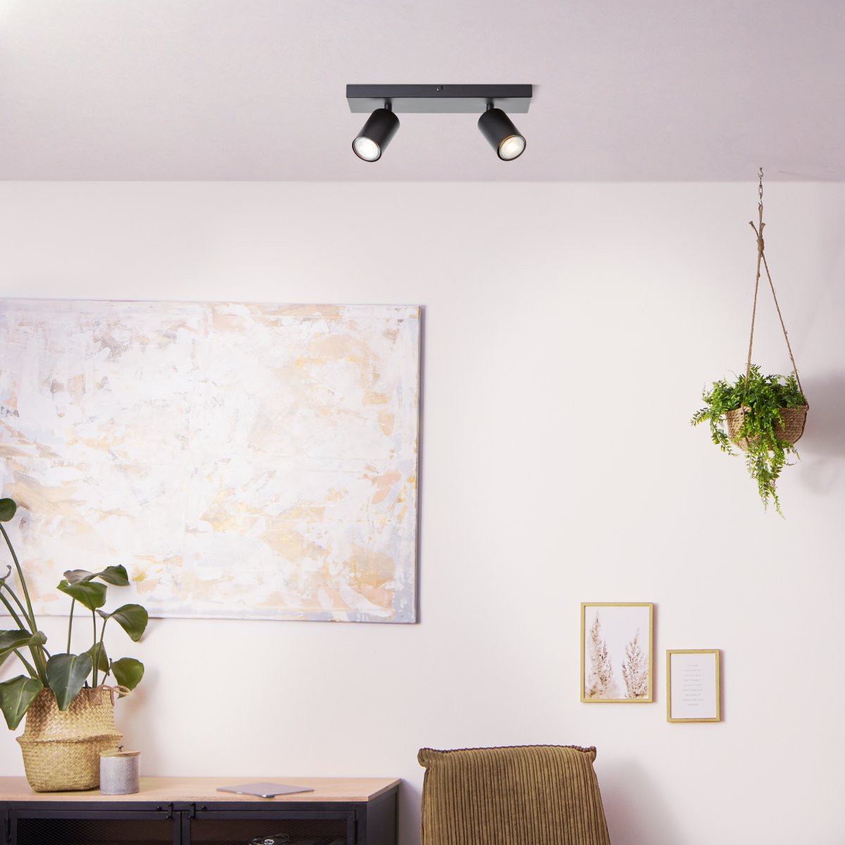 Jello 2 Negro mate foco de techo De Brilliant - El metal negro mate proporciona un aspecto moderno, mientras que los cabezales de lámpara ajustables facilitan la dirección de la luz para iluminar áreas específicas de la habitación.