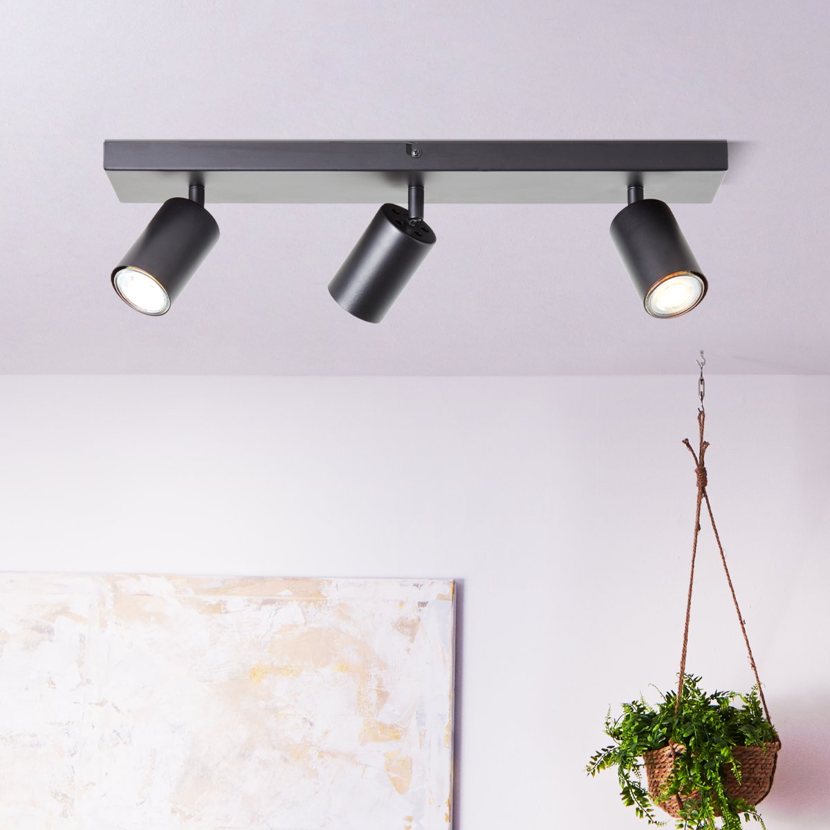 Jello 3 Negro mate foco de techo De Brilliant - El metal negro mate proporciona un aspecto moderno, mientras que los cabezales de lámpara ajustables facilitan la dirección de la luz para iluminar áreas específicas de la habitación.