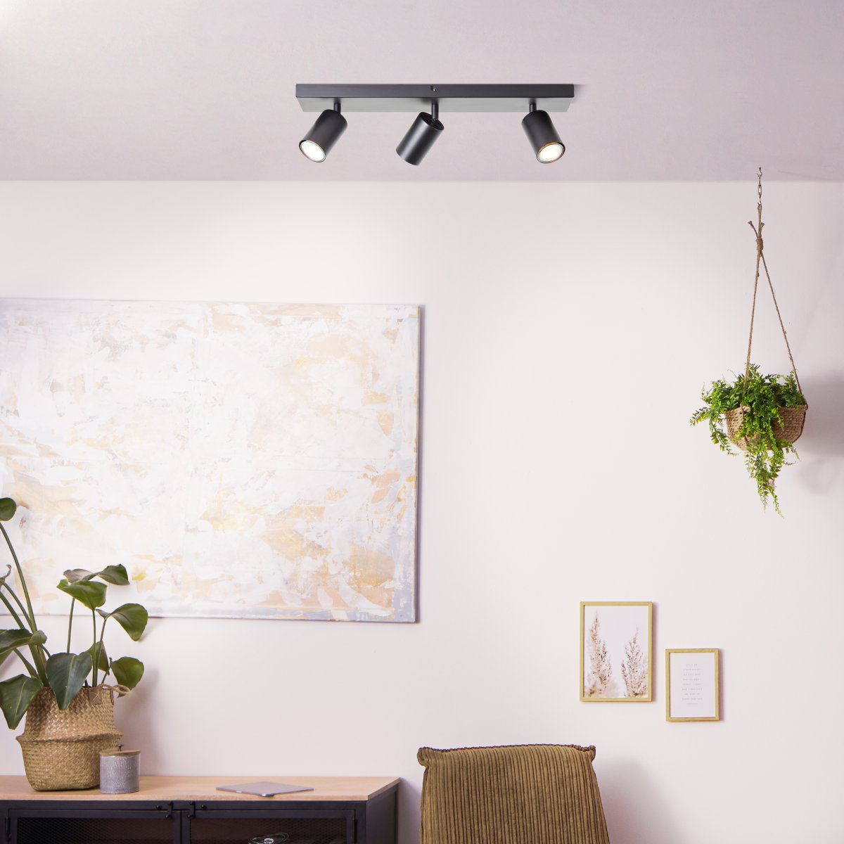 Jello 3 Negro mate foco de techo De Brilliant - El metal negro mate proporciona un aspecto moderno, mientras que los cabezales de lámpara ajustables facilitan la dirección de la luz para iluminar áreas específicas de la habitación.
