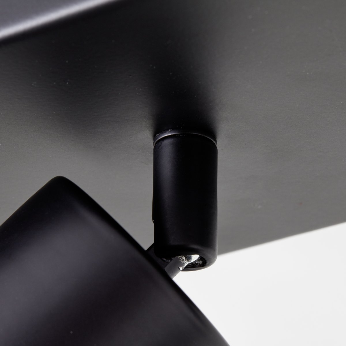 Jello 3 Negro mate foco de techo De Brilliant - El metal negro mate proporciona un aspecto moderno, mientras que los cabezales de lámpara ajustables facilitan la dirección de la luz para iluminar áreas específicas de la habitación.