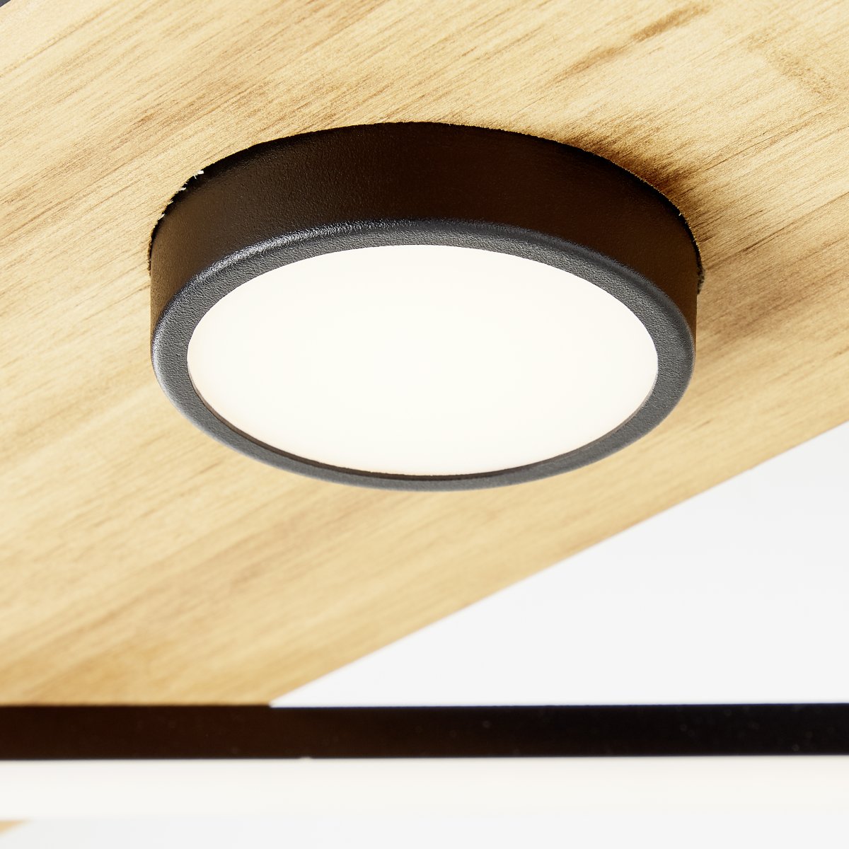Woodbridge 25cm Madera plafón De Brilliant - Los componentes de madera cuentan con la certificaci&oacute;n FSC, lo que significa que proceden de bosques gestionados de forma sostenible donde la protecci&oacute;n del medio ambiente y las condiciones de trabajo seguras son las m&aacute;ximas prioridades.