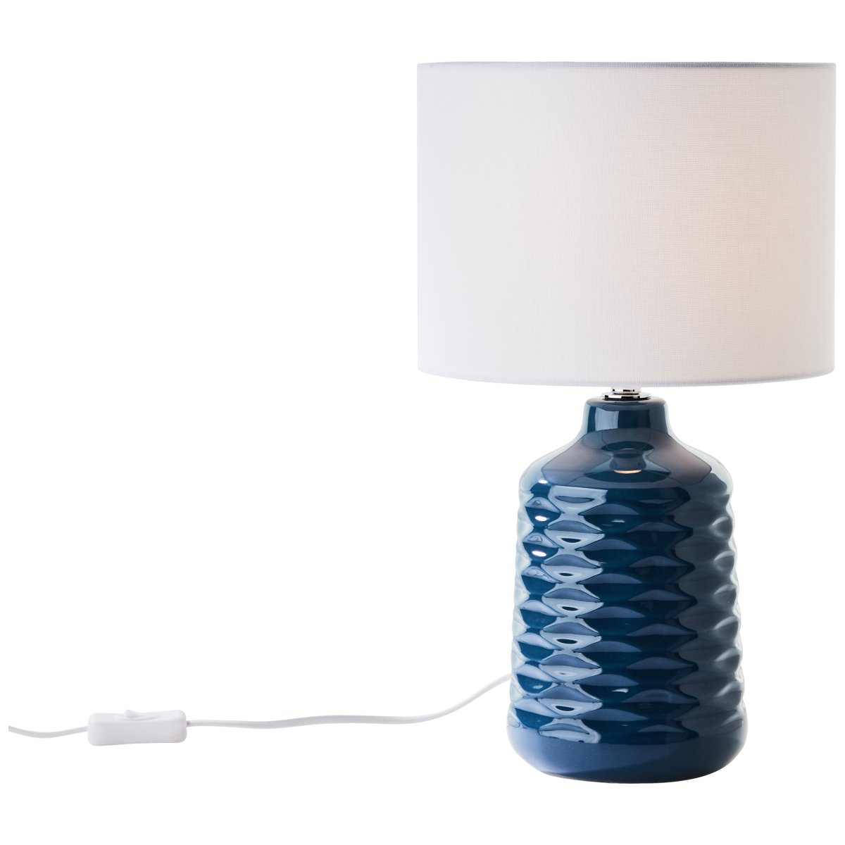 Ilysa 42cm Azul lámpara de mesa De Brilliant - La pantalla textil proporciona una luz agradable y el cable de aproximadamente 2 metros de largo tiene un pr&aacute;ctico interruptor de encendido para un manejo sencillo.