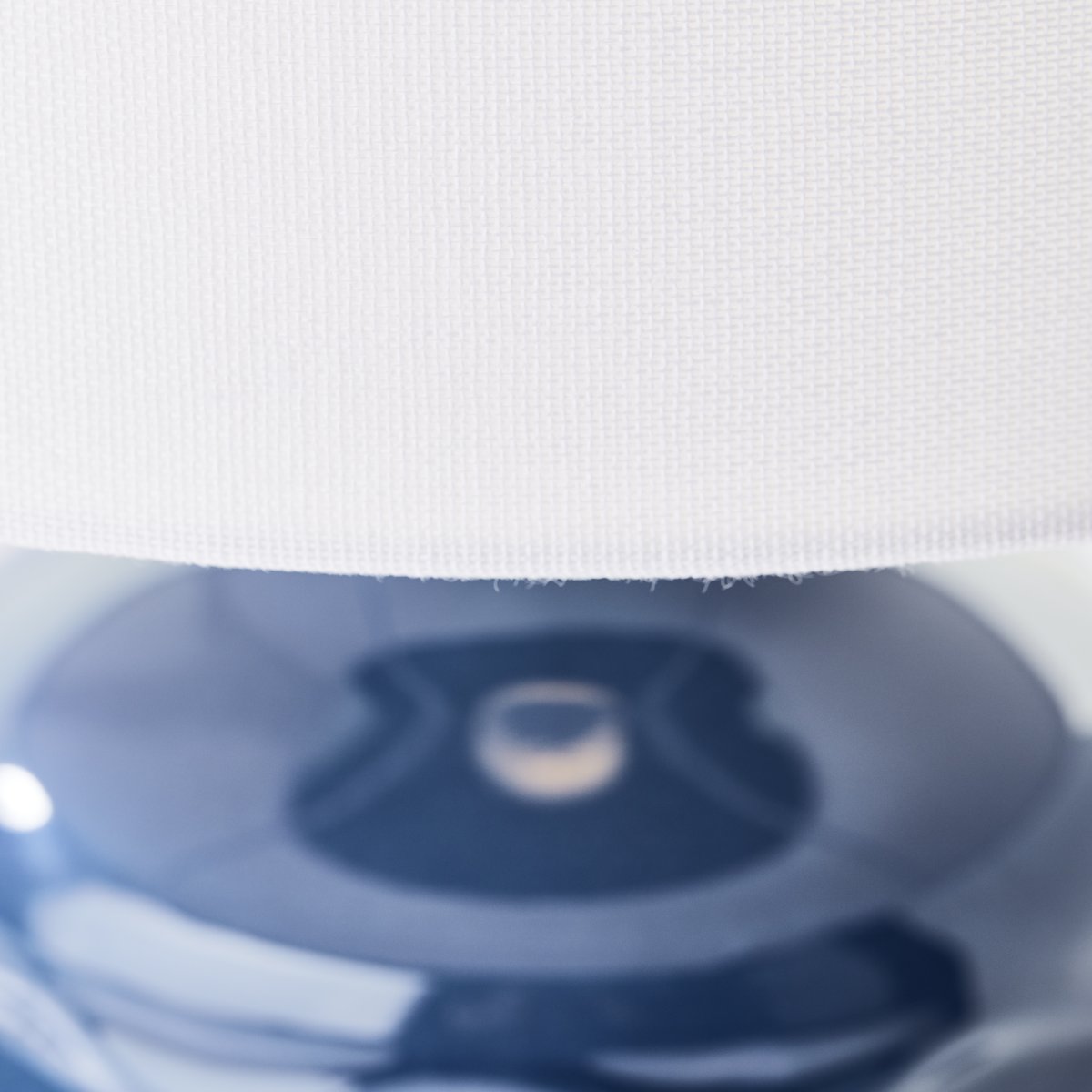 Ilysa 42cm Azul lámpara de mesa De Brilliant - La pantalla textil proporciona una luz agradable y el cable de aproximadamente 2 metros de largo tiene un pr&aacute;ctico interruptor de encendido para un manejo sencillo.