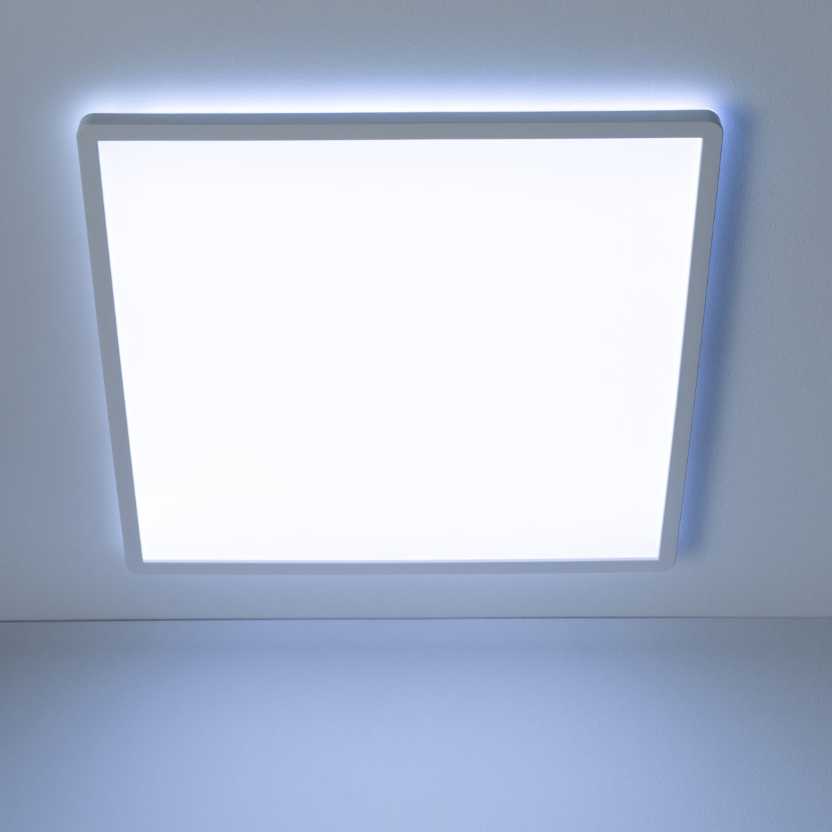 Tanida 42cm Blanco plafón De Brilliant - Con el control remoto incluido, puede atenuar fácilmente la luz y ajustar la temperatura de color de blanco cálido (3000 K) a blanco frío (6500 K), lo que lo hace versátil para cualquier habitación.