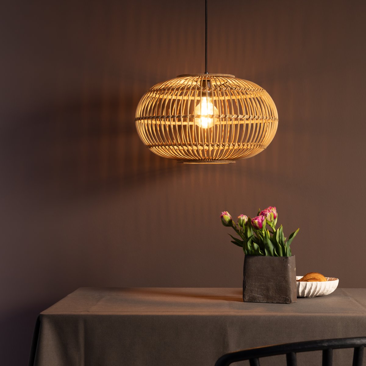 Woodball Ø45 Naturaleza Lámpas de techo De Brilliant - Las l&aacute;minas de madera permiten que la fuente de luz difunda una luz agradable y cree un ambiente acogedor, por ejemplo, sobre la mesa del comedor o en la sala de estar.
