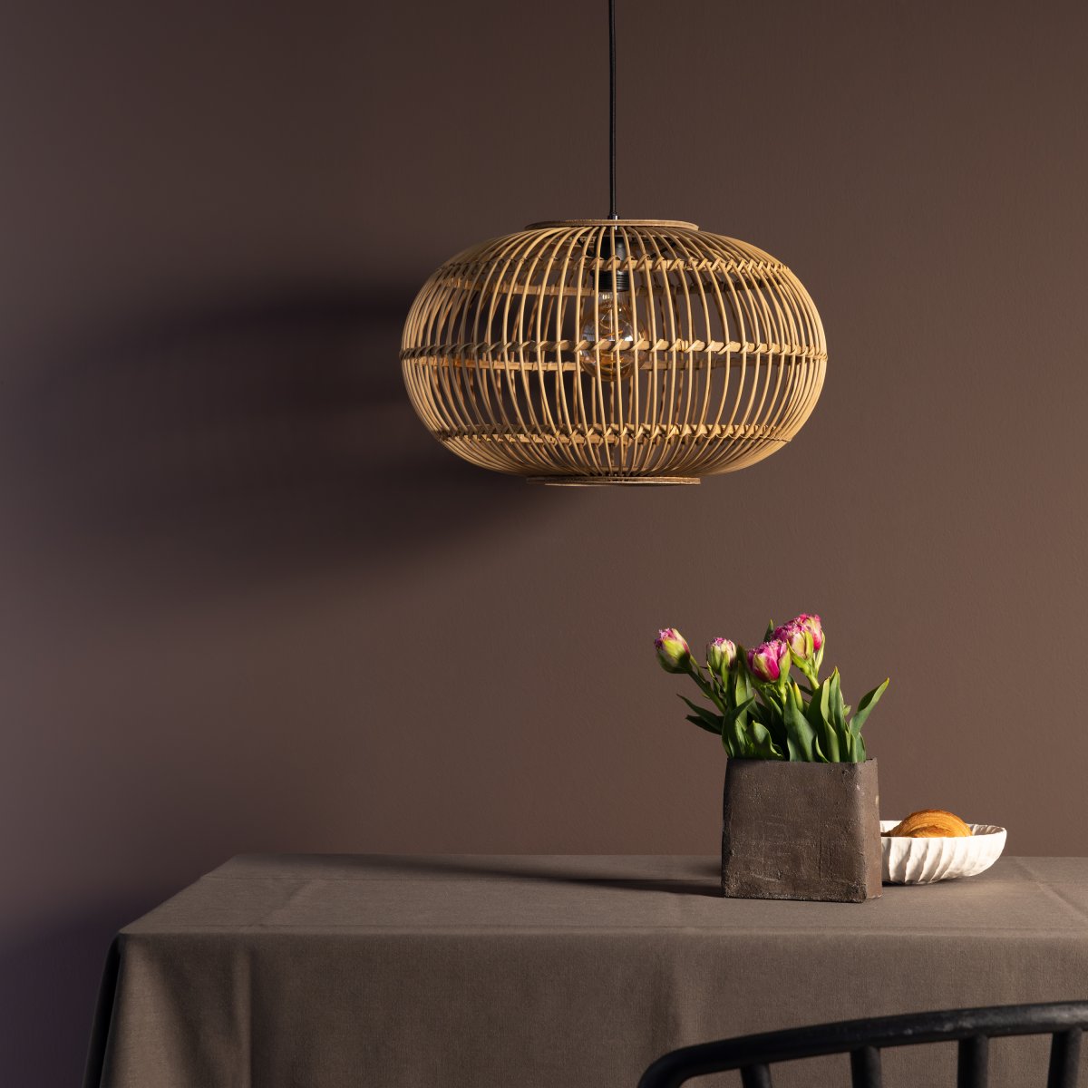 Woodball Ø45 Naturaleza Lámpas de techo De Brilliant - Las l&aacute;minas de madera permiten que la fuente de luz difunda una luz agradable y cree un ambiente acogedor, por ejemplo, sobre la mesa del comedor o en la sala de estar.