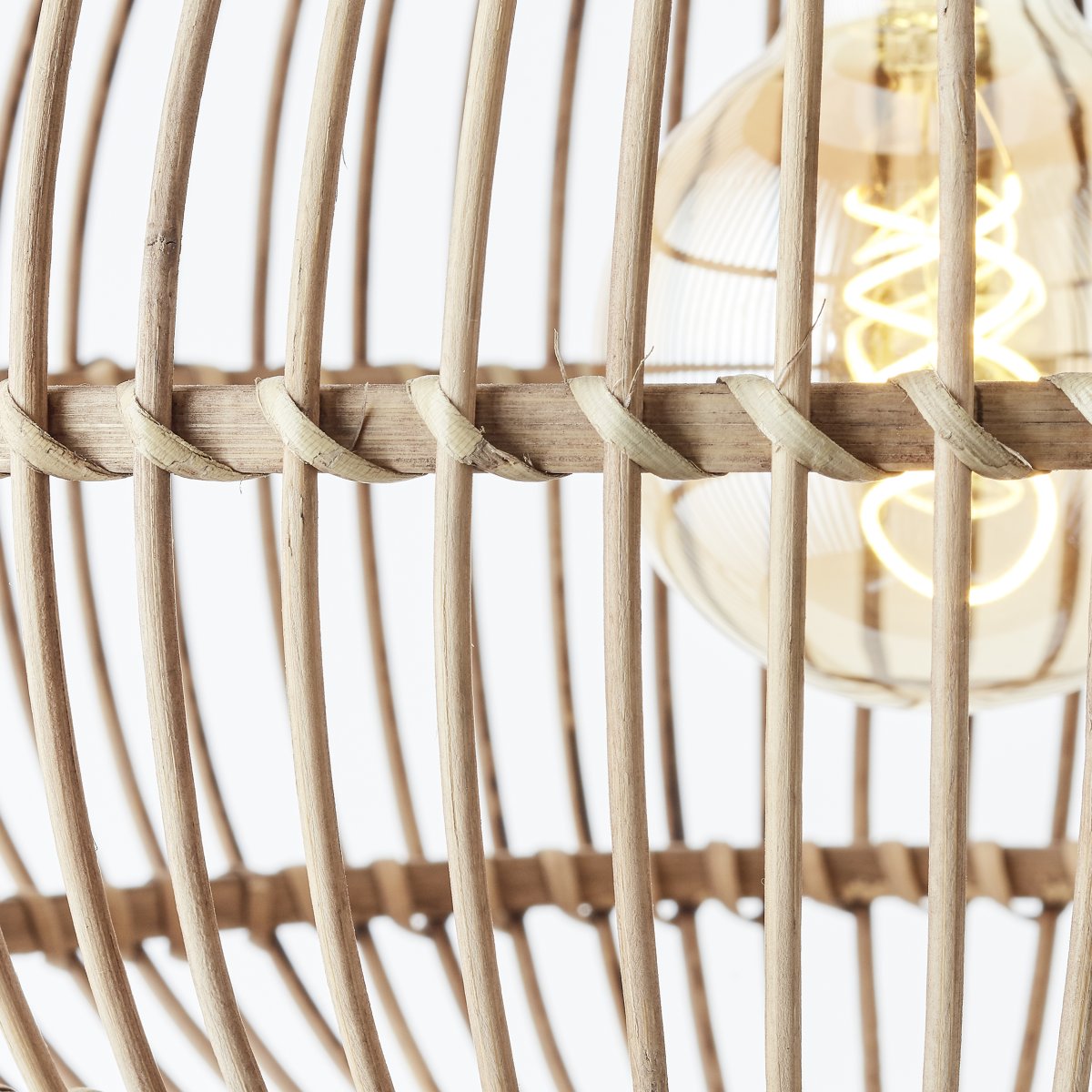 Woodball Ø45 Naturaleza Lámpas de techo De Brilliant - Las l&aacute;minas de madera permiten que la fuente de luz difunda una luz agradable y cree un ambiente acogedor, por ejemplo, sobre la mesa del comedor o en la sala de estar.