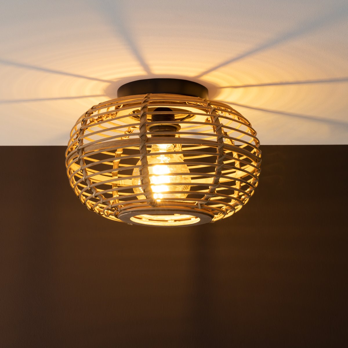 Woodball Ø32 Naturaleza plafón De Brilliant - La fuente de luz difunde una luz agradable a trav&eacute;s de las l&aacute;minas de madera y crea un ambiente acogedor, por ejemplo en el pasillo, la cocina o el dormitorio.