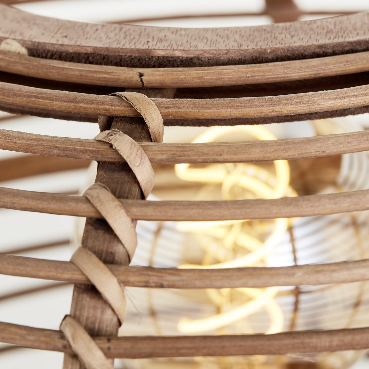 Woodball Ø32 Naturaleza plafón De Brilliant - La fuente de luz difunde una luz agradable a trav&eacute;s de las l&aacute;minas de madera y crea un ambiente acogedor, por ejemplo en el pasillo, la cocina o el dormitorio.