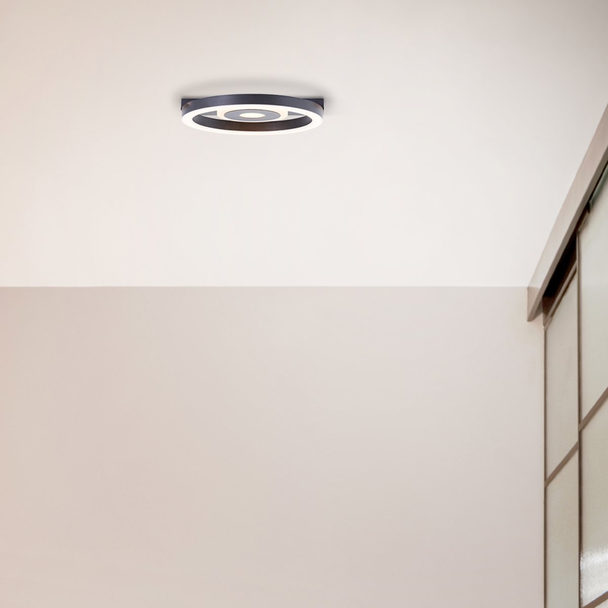 Maureen Ø20 Negro plafón De Brilliant - La l&aacute;mpara de techo Maureen proporciona una iluminaci&oacute;n decorativa y es perfecta para salas de estar y oficinas.