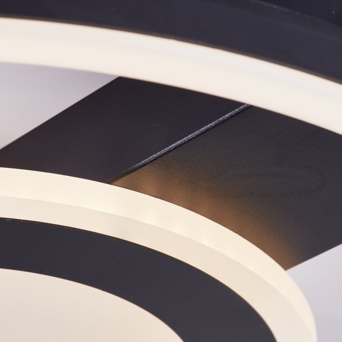 Maureen 37cm Negro plafón De Brilliant - Con un brillo de 2900 l&uacute;menes, proporciona suficiente luz para servir como &uacute;nica fuente de luz en habitaciones de tama&ntilde;o mediano.