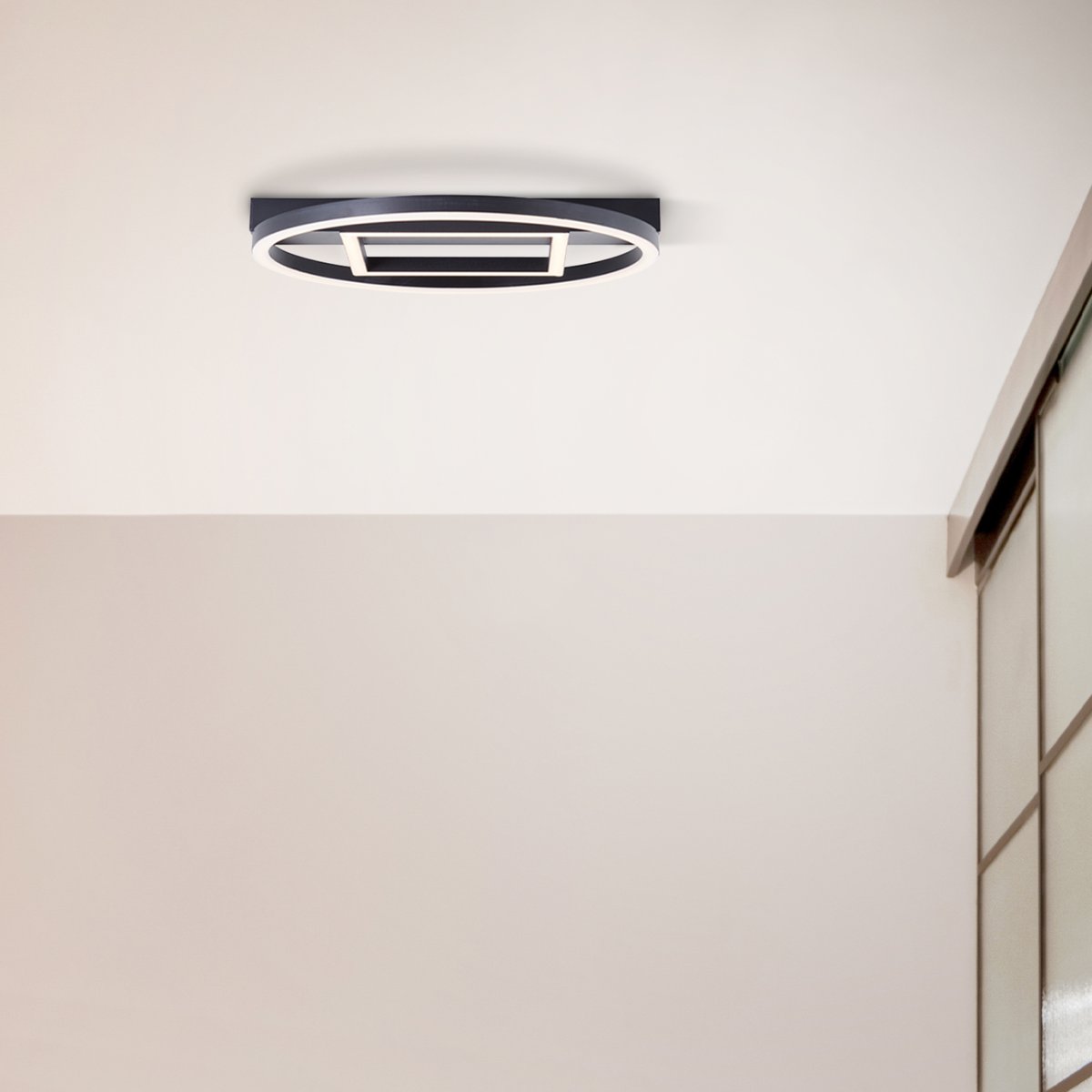 Maureen 37cm Negro plafón De Brilliant - Con tecnolog&iacute;a LED de bajo consumo y un brillo de 2500 l&uacute;menes, la l&aacute;mpara proporciona suficiente luz para habitaciones de tama&ntilde;o mediano.