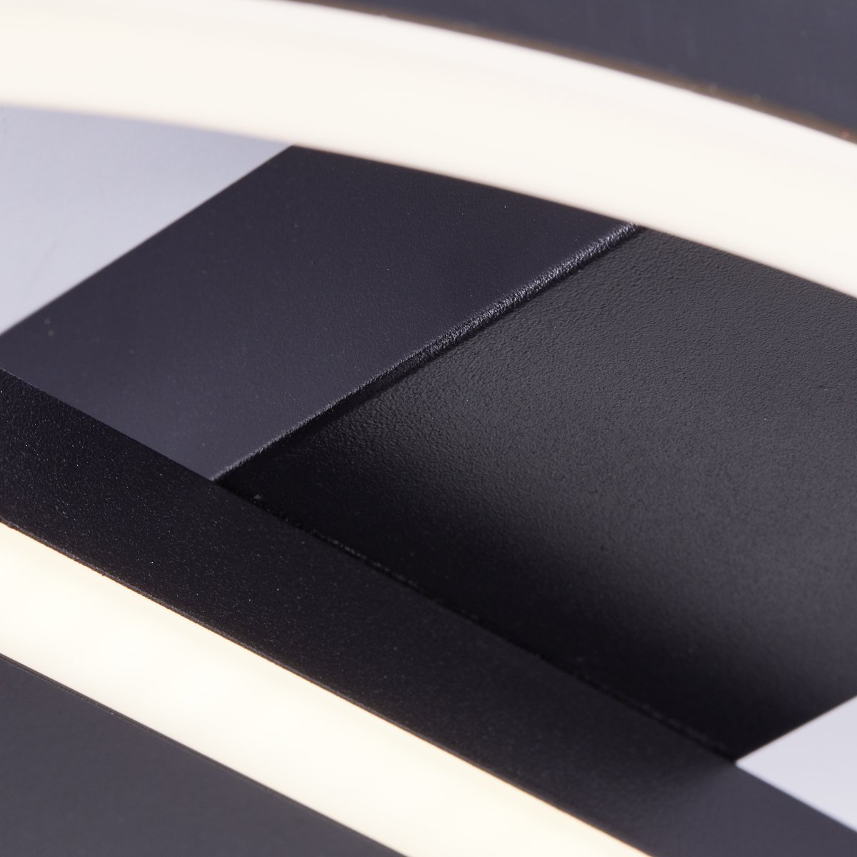 Maureen 37cm Negro plafón De Brilliant - Con tecnolog&iacute;a LED de bajo consumo y un brillo de 2500 l&uacute;menes, la l&aacute;mpara proporciona suficiente luz para habitaciones de tama&ntilde;o mediano.