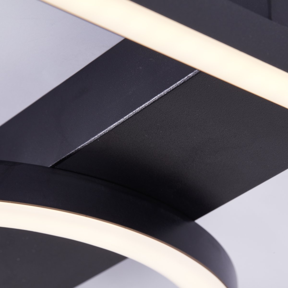 Maureen 40cm Negro plafón De Brilliant - Gracias a la tecnolog&iacute;a LED de bajo consumo y a sus 2700 l&uacute;menes, la l&aacute;mpara es lo suficientemente brillante como para servir como &uacute;nica fuente de luz en habitaciones de tama&ntilde;o mediano.