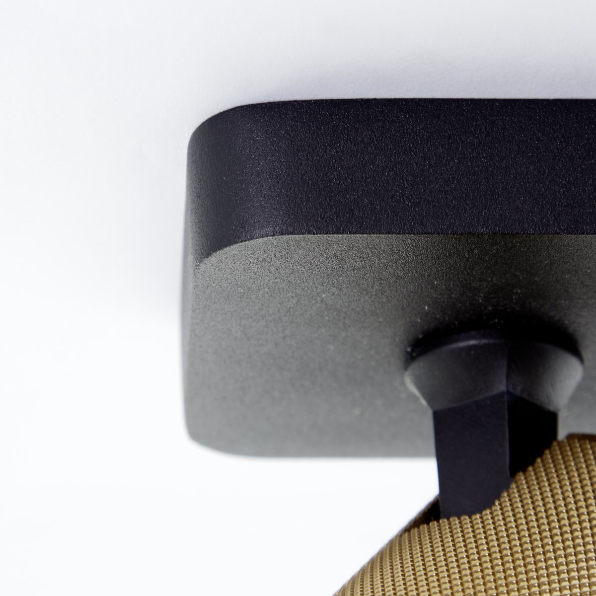 Marty 3 Arena negra foco de techo De Brilliant - Con una carcasa de metal de alta calidad y detalles dorados, brinda un aspecto elegante que se adapta a diferentes habitaciones.