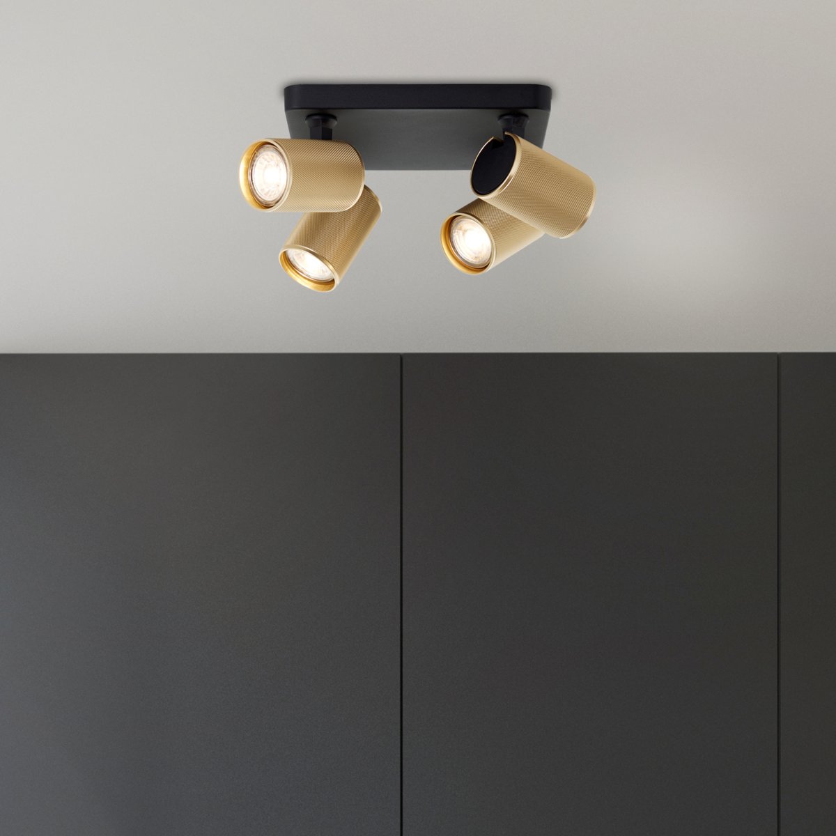 Marty 4 Arena negra foco de techo De Brilliant - Con una carcasa de metal de alta calidad y detalles dorados, brinda un aspecto elegante que se adapta a diferentes habitaciones.