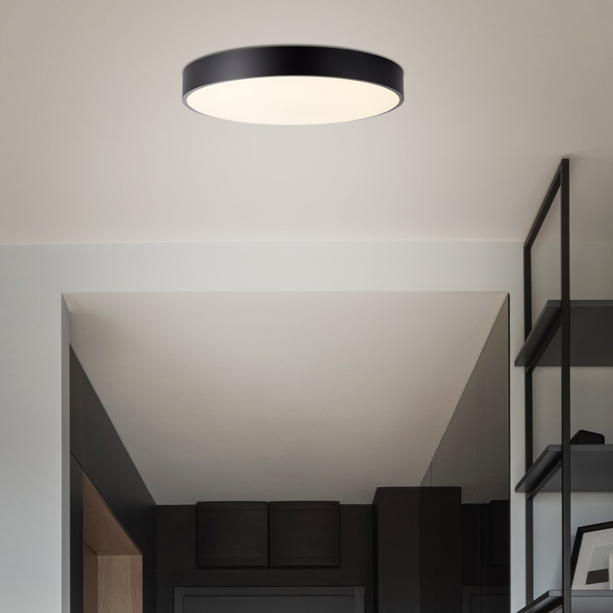 Slimline Ø50 Negro plafón De Brilliant - Cuenta con tecnolog&iacute;a LED de bajo consumo con un brillo de 3800 l&uacute;menes y la capacidad de ajustar la temperatura de color desde blanco c&aacute;lido a blanco fr&iacute;o (3000K-6500K).