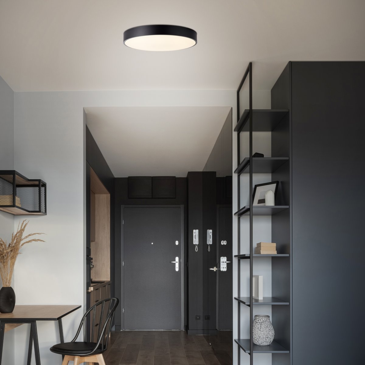Slimline Ø50 Negro plafón De Brilliant - Cuenta con tecnolog&iacute;a LED de bajo consumo con un brillo de 3800 l&uacute;menes y la capacidad de ajustar la temperatura de color desde blanco c&aacute;lido a blanco fr&iacute;o (3000K-6500K).