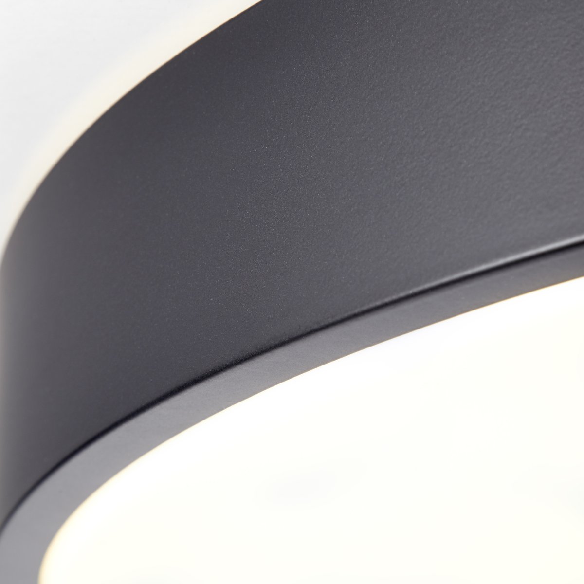 Slimline Ø50 Negro plafón De Brilliant - Cuenta con tecnolog&iacute;a LED de bajo consumo con un brillo de 3800 l&uacute;menes y la capacidad de ajustar la temperatura de color desde blanco c&aacute;lido a blanco fr&iacute;o (3000K-6500K).