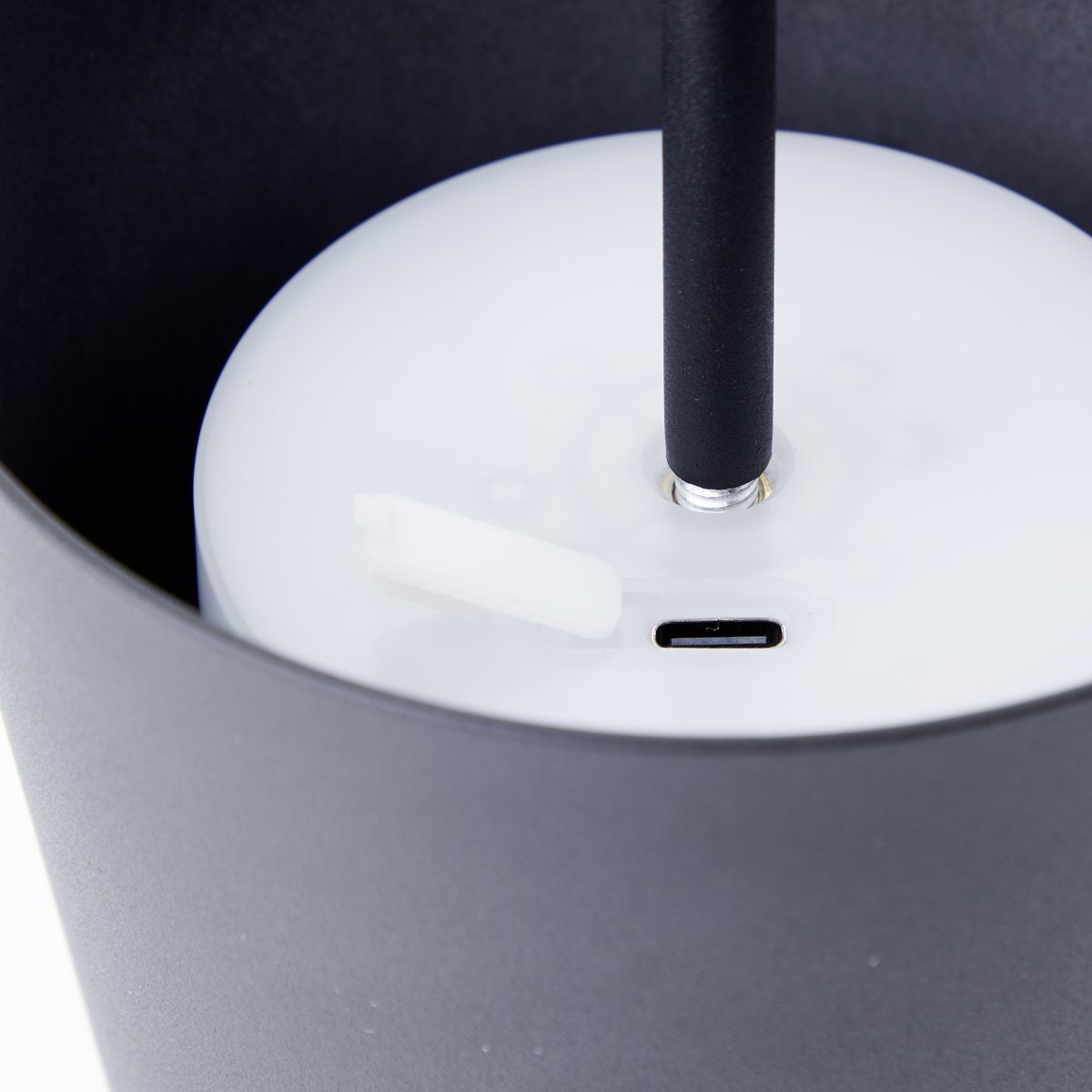 Kaami 37cm Negro mate portátil De Brilliant - La l&aacute;mpara de mesa dispone de un regulador t&aacute;ctil y ofrece una agradable luz blanca c&aacute;lida (3000 K, 310 l&uacute;menes).