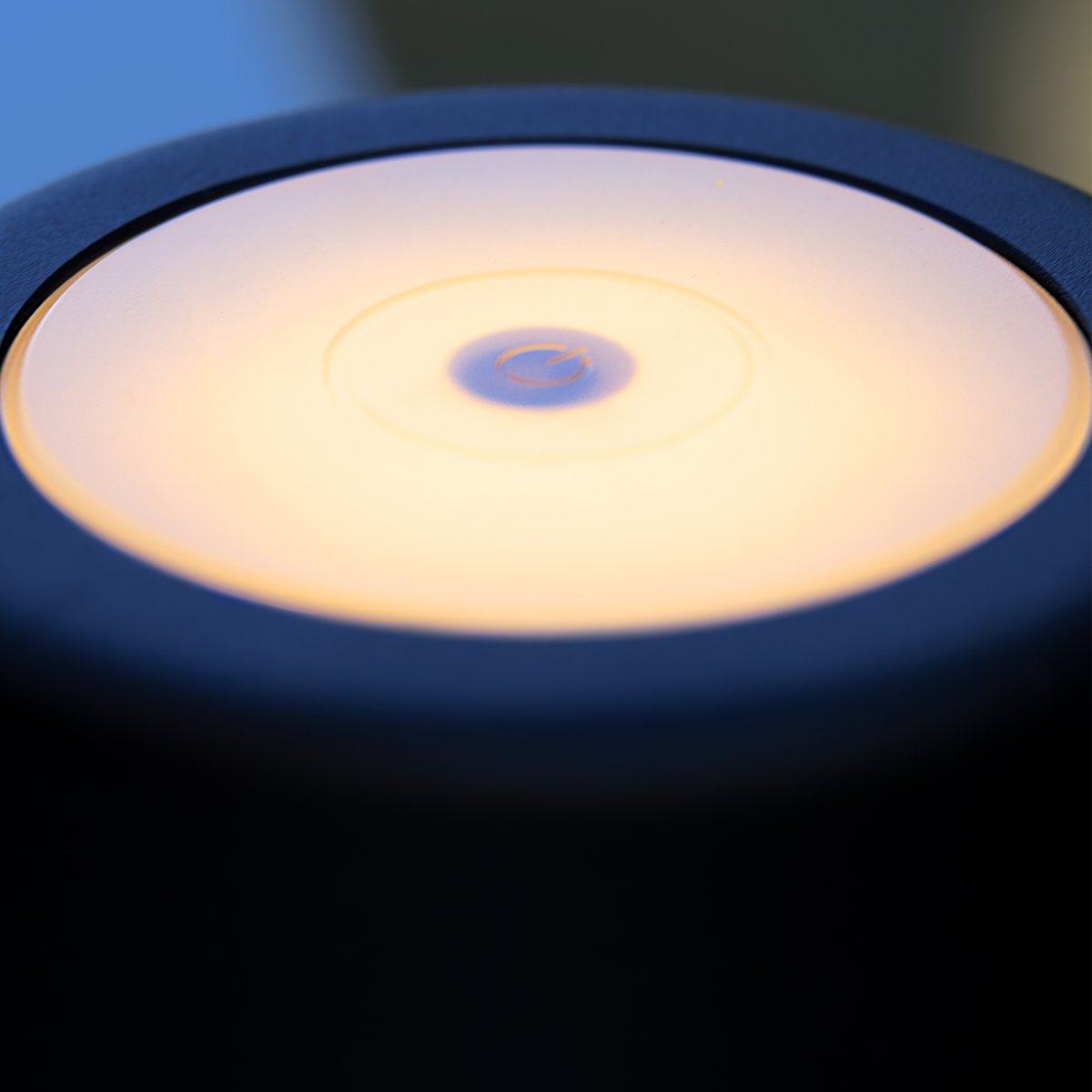 Kaami 37cm Negro mate portátil De Brilliant - La l&aacute;mpara de mesa dispone de un regulador t&aacute;ctil y ofrece una agradable luz blanca c&aacute;lida (3000 K, 310 l&uacute;menes).